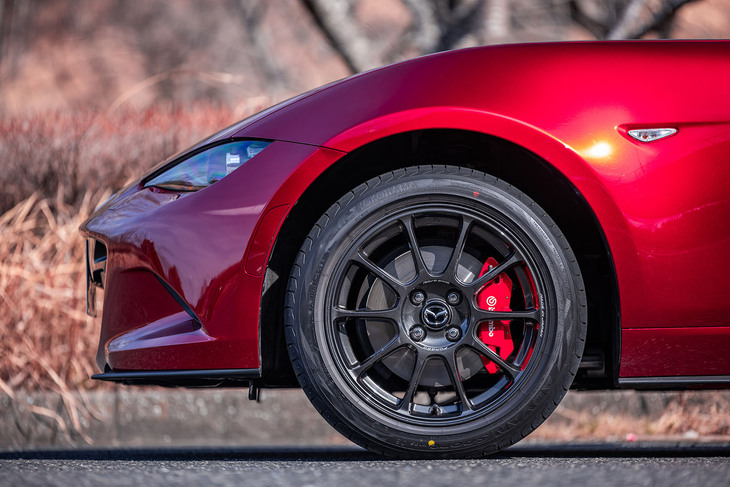 ブレンボ製のベンチレーテッドディスクと対向4ピストンキャリパー、195/50R16サイズのタイヤ、ダークガンメタリック塗装が施された16×7JインチのRAYS製鍛造アルミホイールは、セットで33万円となる「RS」専用のメーカーオプション。