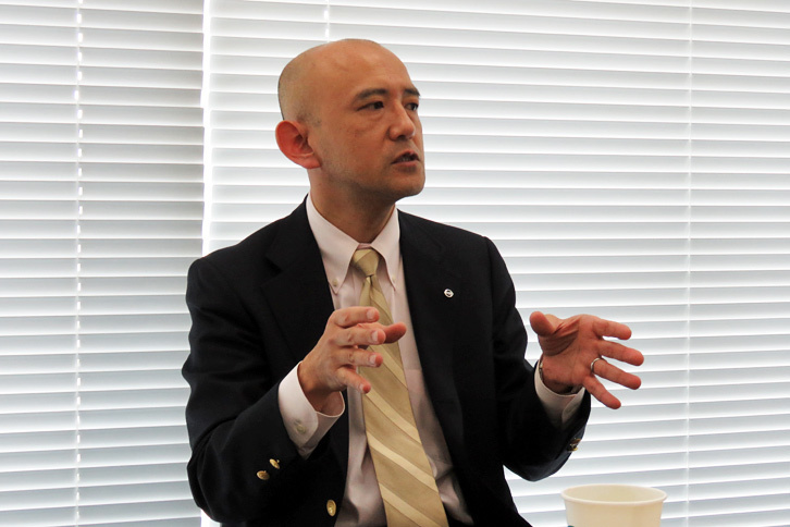 続いて「ノート」のチーフエンジニアを務める小宮 哲氏が、「e-POWER」の狙いについて説明。モーター駆動ならではの走行感覚や、充電が要らないことなど、同パワープラントの特徴をあらためて語った。