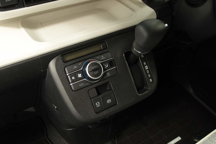 ダイハツ・ムーヴ キャンバス ストライプス（センターコンソール）