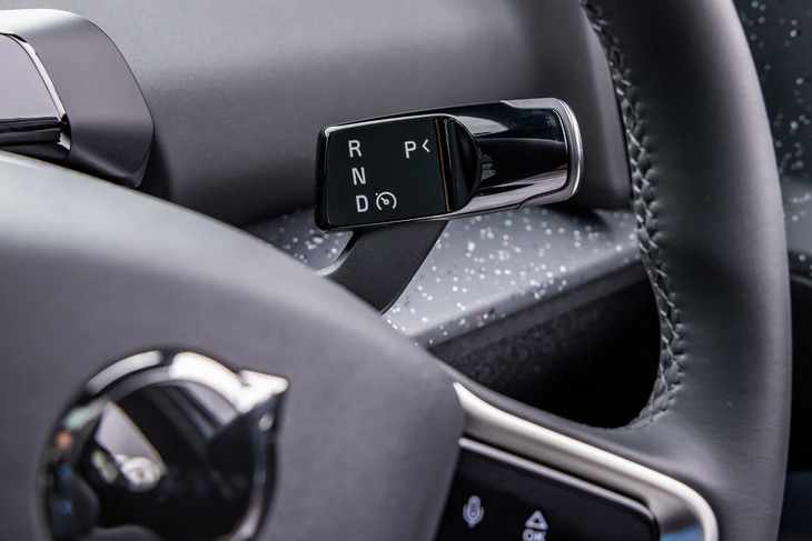 シフトセレクターはレバータイプで、ステアリングコラム右側に設置される。レバーを下げるとDレンジに、上げるとRレンジに入る。Pレンジには、レバートップのボタンを押して入れる。