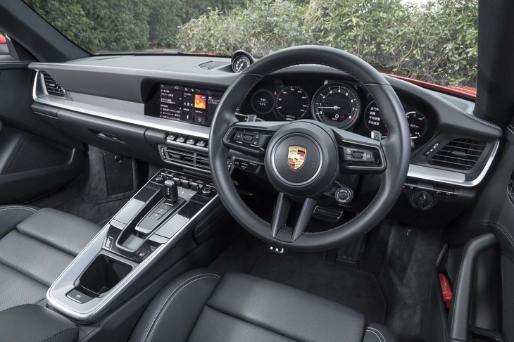 クラシックな要素を生かしつつ、モダンに仕立てられたコックピット周辺部。インテリアカラーのバリエーションは16種類と豊富。