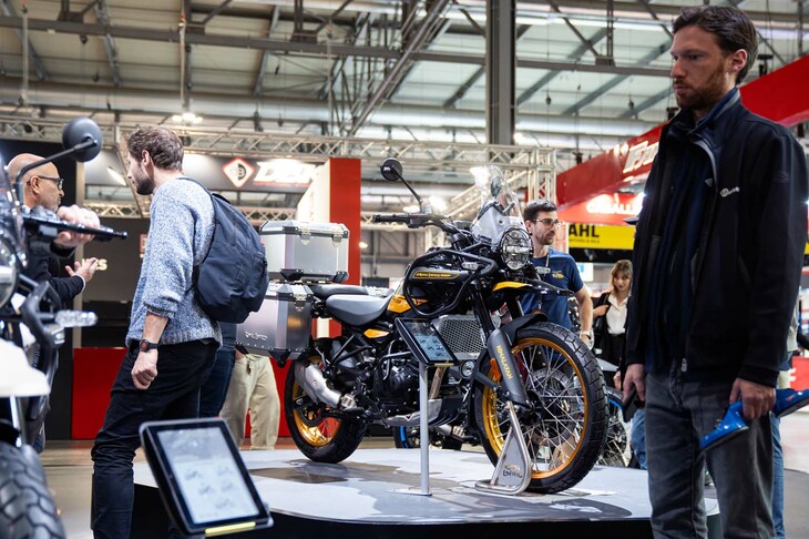 ロイヤルエンフィールドは、自社アドベンチャーモデルである「ヒマラヤ」をフルモデルチェンジした。排気量452ccの、同社としては初の水冷DOHCエンジンを搭載。フレームも外装も一新している。前モデルは、誰もが気軽にヒマラヤ山脈を巡る旅ができるバイクをコンセプトに開発された。新型もそのコンセプトは踏襲しつつ、市場展開をより拡大するため、パフォーマンスもエルゴノミクスも環境性能も改善。前後サスペンションの性能も高め、オンロードでもオフロードでも走行性能の向上を図っている。