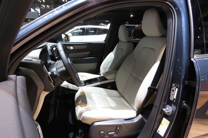 ボルボXC40 T5 AWDインスクリプション（フロントシート）