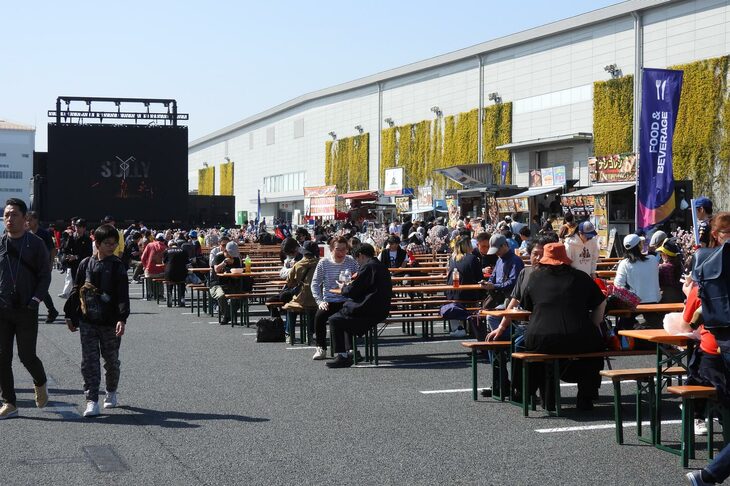グランドスタンドの裏は、巨大モニターによる観戦エリア＆フードコートとなっていた。お祭りならではの味の濃いフード（笑）とビールをやりながら、レースの行方を追えるというわけだ。