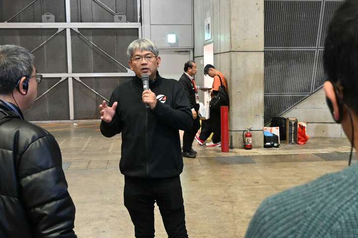 ツアーのガイド役となったのは、マツダ スピリット レーシングの企画開発を担当しているマツダ ブランド体験推進本部 ファクトリーモータースポーツ推進部の楠 弘隆氏だ。