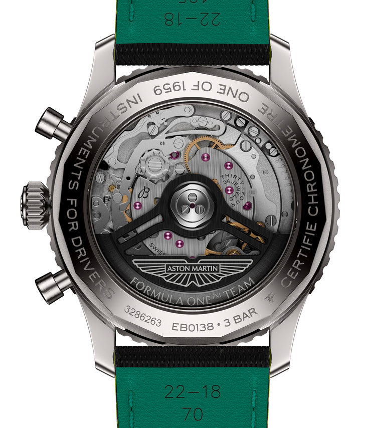 「ナビタイマーB01クロノグラフ43 ASTON MARTIN ARAMCO FORMULA ONE™ TEAM」の裏面はサファイアクリスタル・ケースバックとなっており、機械式時計ならではの、時を刻む精緻なアクションが視覚的に楽しめる。
