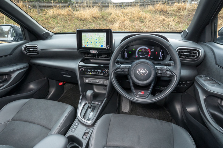 今回の試乗者はスポーティーな「GRスポーツ」。インテリアでは専用デザインの本革巻きステアリングホイールやシフトセレクター、アルミペダルなどが特徴だ。試乗車はハイブリッド車だったが、純ガソリン車には「ヤリス クロス」で唯一シフトパドルが装備される。