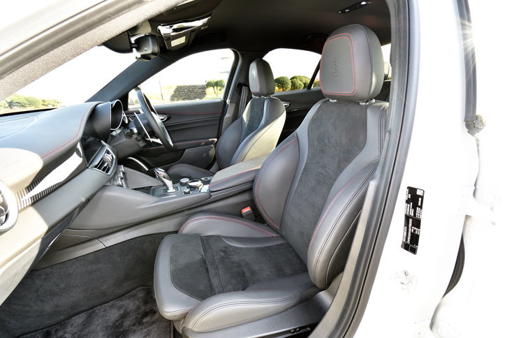 シートは「クアドリフォリオ」専用のスポーツレザーとアルカンターラのコンビネーションタイプ。