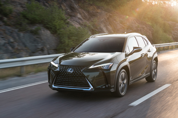 サスペンションはフロントがマクファーソンストラット、リアがダブルウイッシュボーン。ショックアブソーバーにはフリクションコントロールデバイスを追加してリニアな操舵フィールを狙う。