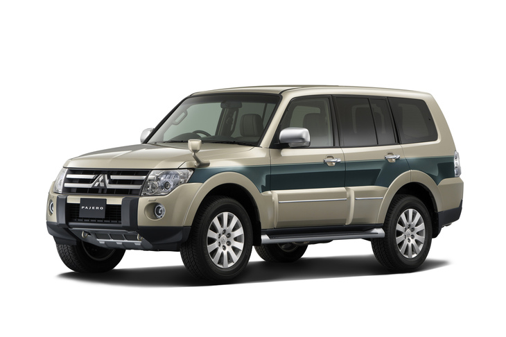 2006年10月に登場した4代目「パジェロ」。初代モデルの販売開始から25年目を迎え、その間に約250万台を生産したとアナウンスされた。従来型と同じく、ロングボディー車（7人乗り）とショートボディー車（5人乗り）の2タイプをラインナップしていた。