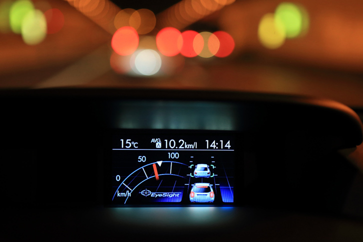 クルーズコントロールの作動状況は、メーター内の表示に加えてインストゥルメントパネル上部のマルチファンクションディスプレイでも確認が可能。減速時にブレーキが作動すると、自車を示すアイコンにもブレーキランプが点灯する。