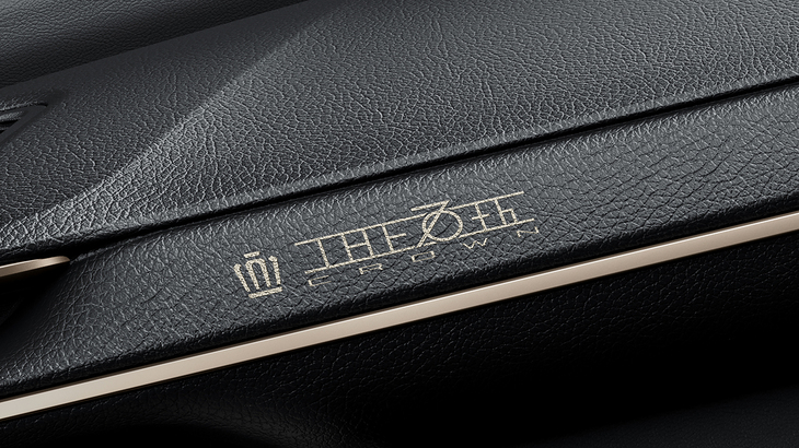 インストゥルメントパネルには「THE 70th」ロゴのレーザー加飾が施される。