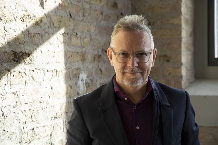 ピニンファリーナのチーフクリエイティブオフィサー、ケビン・ライス氏。AIや5Gなどの最新技術を統合することで「クルマに乗って旅をするという生活の喜びを人々に取り戻したいと考えています」と語る。