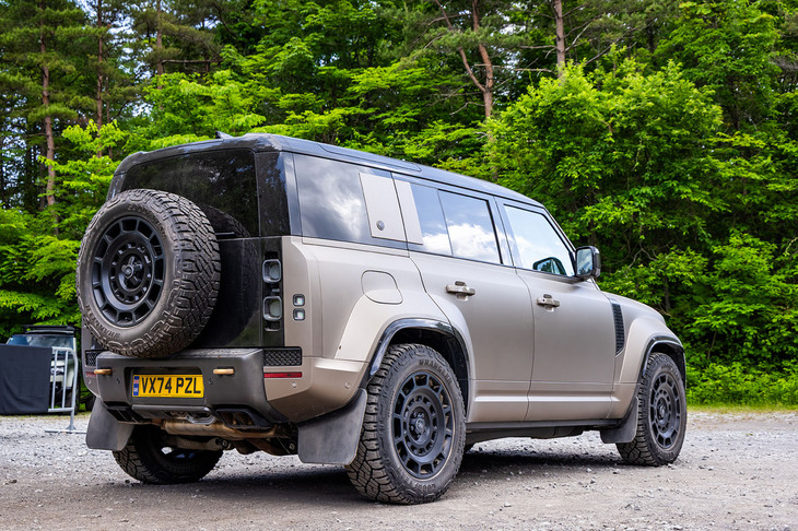 浅間サーキットのオフロードコースでステアリングを握った「オクタ」は、右ハンドルの英国仕様車。4本出しの「アクティブエキゾーストシステム」やカッパーのけん引フックを組み込んだリアバンパーは、オクタ専用となるアイテムだ。