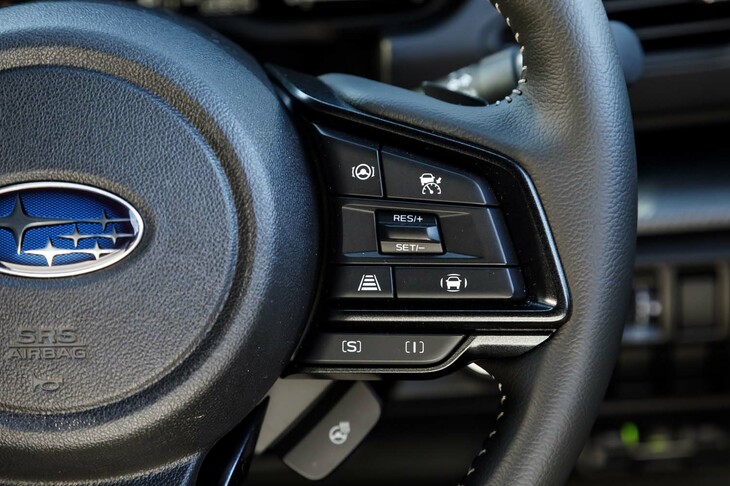 今回の試乗車は最上級グレードの「プレミアムS：HEV EX」。渋滞時のハンズオフ走行機能やレーンチェンジアシスト機能などからなる先進運転支援システム「アイサイトX」を搭載している。