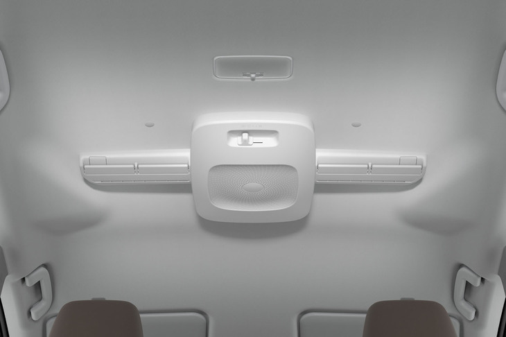 ミニバンやハイトワゴンなど、車内空間の広い車種には、天井サーキュレーターが用意されるモデルもある。写真は「トヨタ・シエンタ」のもので、「後席へ送風することにより、空気を効率的に循環させ、冷たい空気や温かい空気の偏りを解消する」という働きがある。