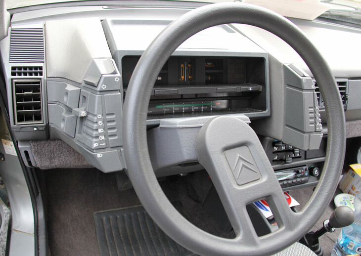 「シトロエンBX」初期型のダッシュボード。ウインカーこそオートリターンではなかったが、物理スイッチであることから、初めて運転してもそれなりに操作できた。