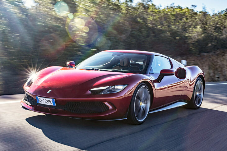 2021年に登場したPHEVの「296GTB」。幅広なフロントトレッドの影響で、顔がデカい……というか、いささかワイドでのっぺりして見えるのが難点。