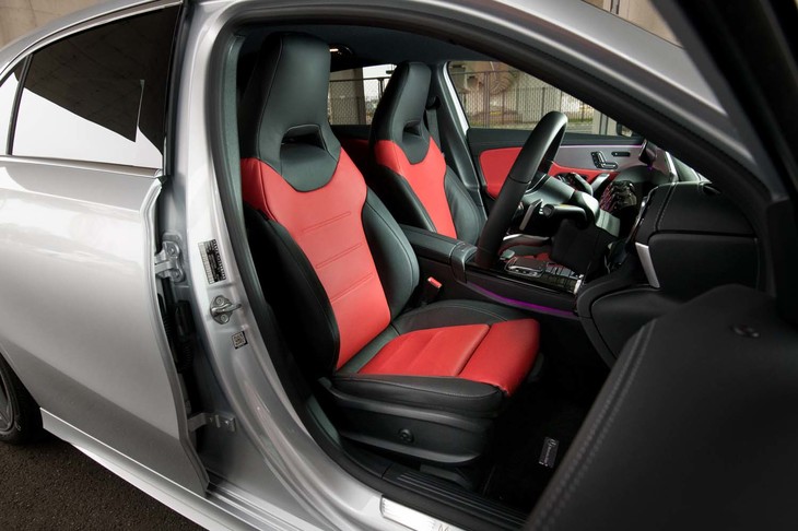 テスト車にはオプションの「AMGレザーエクスクルーシブパッケージ」により、ツートンカラーの本革シートが装着されていた。カラーリングは写真の「クラシックレッド／ブラック」のほか、「チタニウムグレー／ブラック」も選択可能。