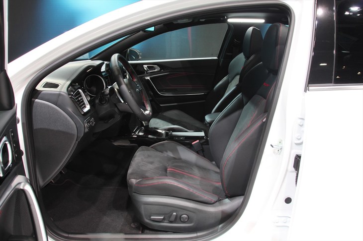 キア・プロシード（フロントシート）