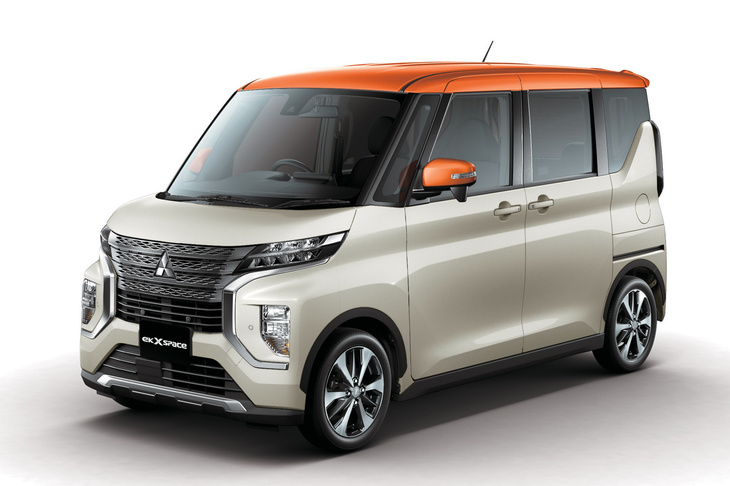 実は「デリカミニ」は、「eKクロス スペース」の改良モデル。大きくイメージの異なる外観も、よく見ると変更箇所は限定的だ。内装などは、各部の素材や色を除くと、ほぼそのまま踏襲されている。