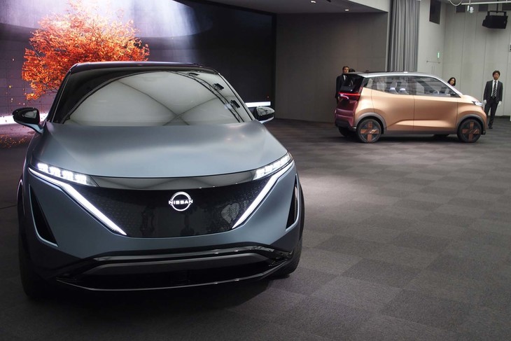 「ニッサン アリア コンセプト」（手前）と「ニッサンIMk」（奥）。ともに「ニッサン インテリジェント モビリティー」の将来像を示すというEVのコンセプトカーだ。