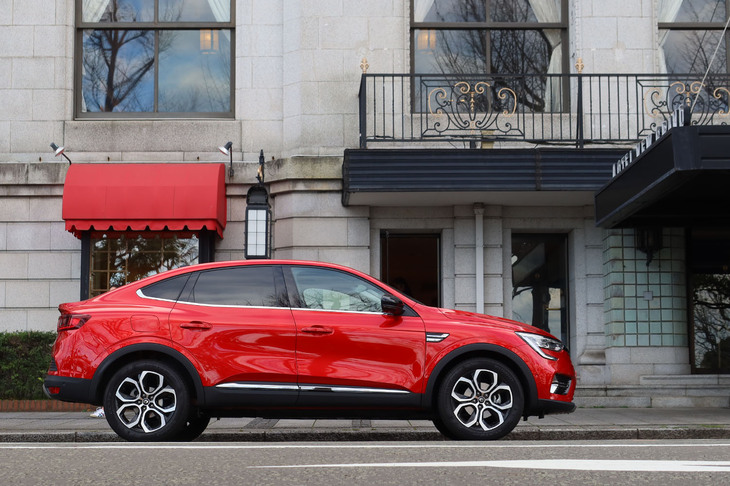 「アルカナ アントラクトE-TECHフルハイブリッド」の価格は438万円。ボディーカラーは写真の赤系のほか、白、黒、青系の3色が選べる。