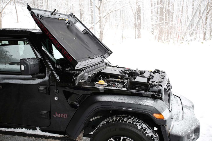 フロントには3.6リッターのV6エンジンを搭載。整備性にも配慮し、ボンネットは90度以上開く構造になっている。