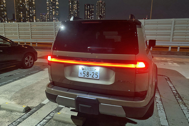 「レクサスGX」にも「レクサスLX」や「トヨタ・ランドクルーザー」で定評のあるGA-Fプラットフォームを採用。アプローチアングル26°、デパーチャーアングル23°、ランプブレークオーバーアングル24°を実現している。