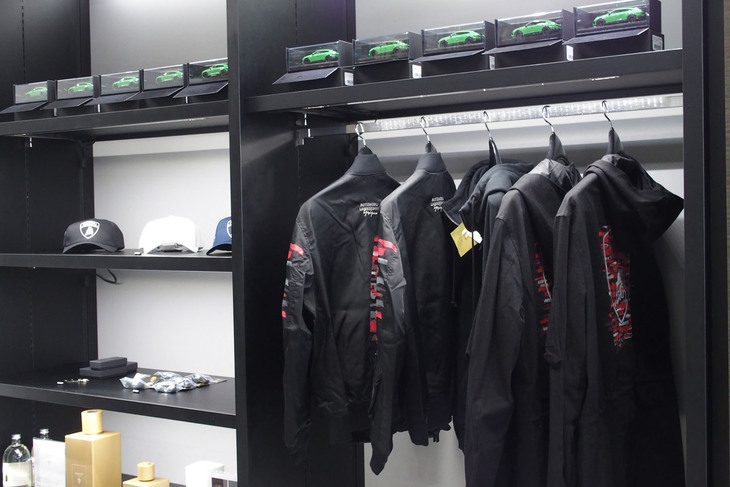 「60th Anniversary Store」に並べられたランボルギーニのアクセサリー。