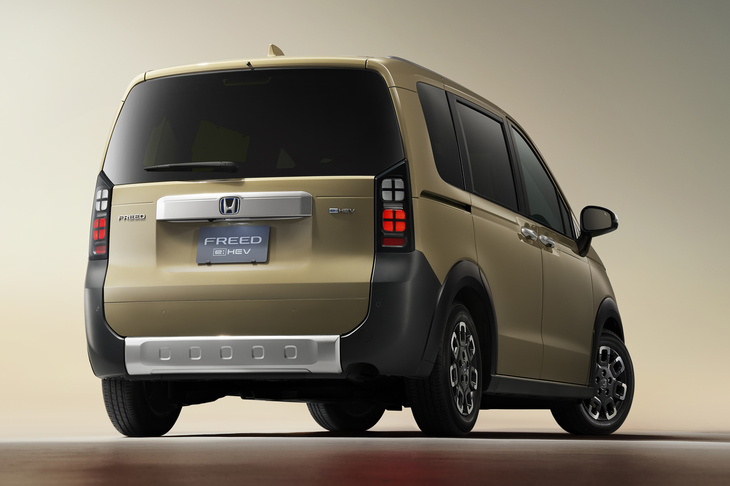 横基調だった従来型のリアコンビランプデザインに対して、新型では四角形のLEDランプを縦方向に並べたものに変更された。