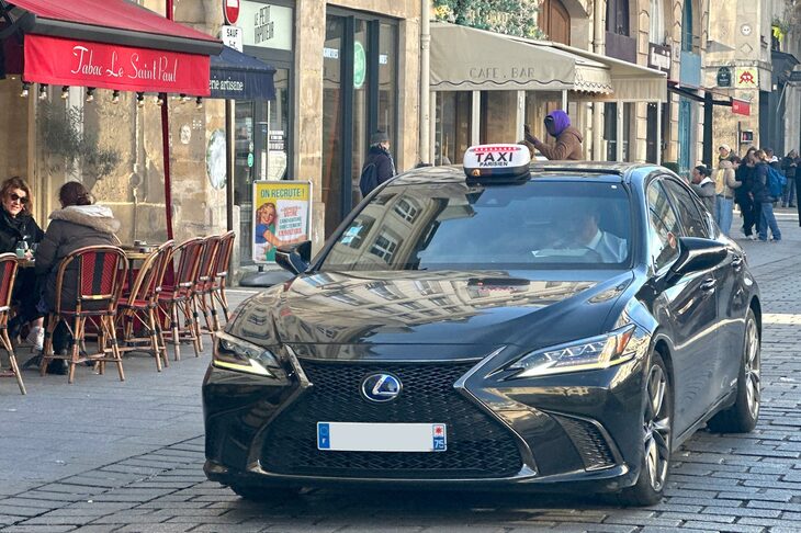 フランス・パリでタクシーとして活躍している「レクサスLS」。2024年2月。