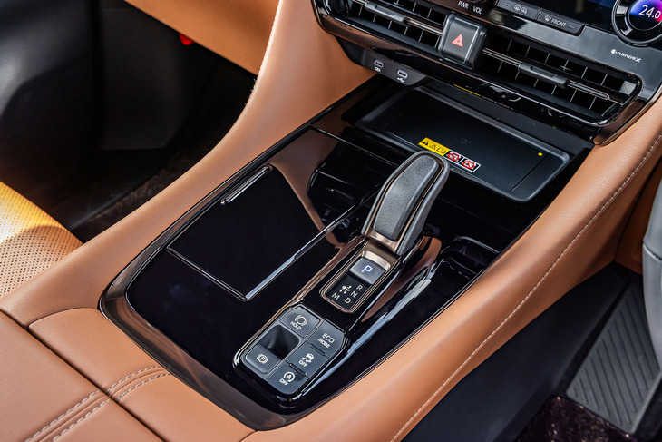 ワイヤレス充電（Qi）に対応する「置くだけ充電」をセンターコンソールのアッパートレイに設置。フロント用としてUSB Type-C端子も2口（1つは充電用）装備している。