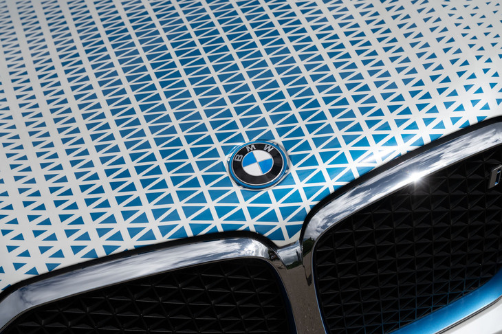 フロントまわりを中心にちりばめられたブルーの三角形は、カッティングシートではなくきちんと塗装されている。