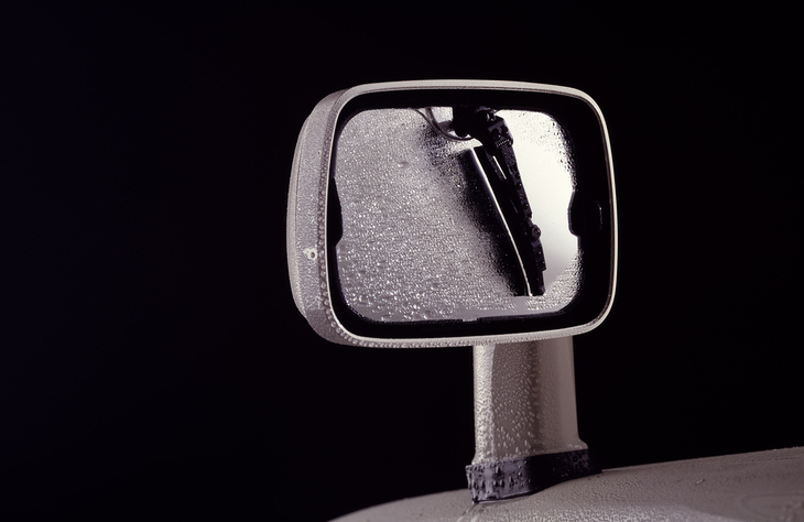 1981年「日産レパード」に用意された世界初のワイパー付きフェンダーミラー。晴天時にはワイパーブレードがかえって邪魔かも？