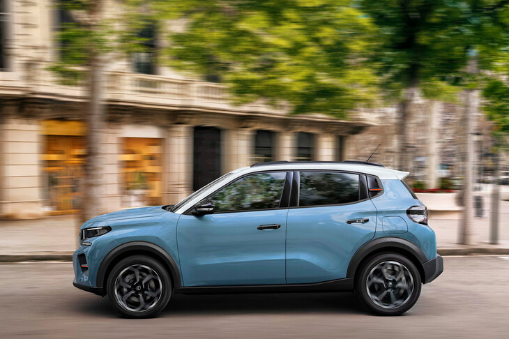 日本でのシトロエンの価格帯はというと、現行「C3」が349万円からで、ひとつ上の「C4」は447万円から、最上級モデルの「C5エアクロス」が670万5500円からといった具合だ。ちなみに、先代C3の2017年の導入時の価格は、216万円からだった。円安が憎い……。