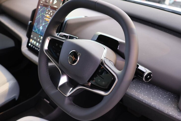 ボルボEX30ウルトラ シングルモーター エクステンデッドレンジ（ステアリングホイール）