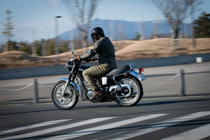 「オートバイの持つ根源的な悦（よろこ）びをダイレクトに伝える」という「SR400」。クロームメッキを施したスチールやバフ仕上げのアルミパーツがクラシックなムードを醸し出す。