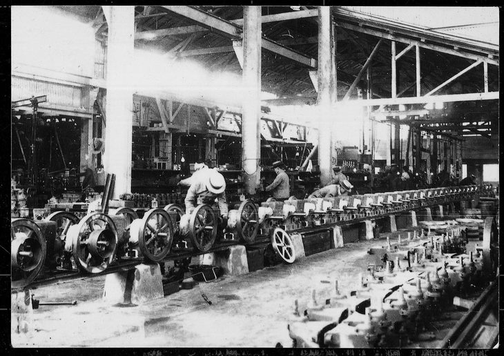 ダット自動車製造を傘下に収めた戸畑鋳物は、1933年3月に社内に自動車部を創設。次いで日本産業との共同出資で自動車製造を設立し、横浜の新工場（1934年4月稼働）で本格的な小型車生産を開始した。