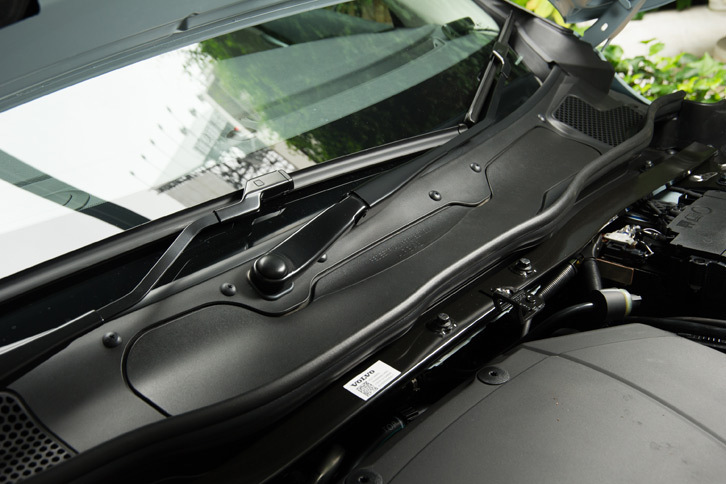 今回から標準装備となった歩行者エアバッグ。歩行者と接触するとボンネットの後方が跳ね上がり、雨どいの切りかき部分からフロントウィンドウ方向にエアバッグがとび出し、歩行者の頭部を保護するという。