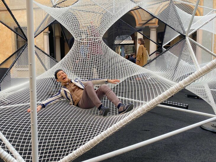 「夢のパターン」を試す筆者。トランポリンのような弾力はなく、ハンモック状である。