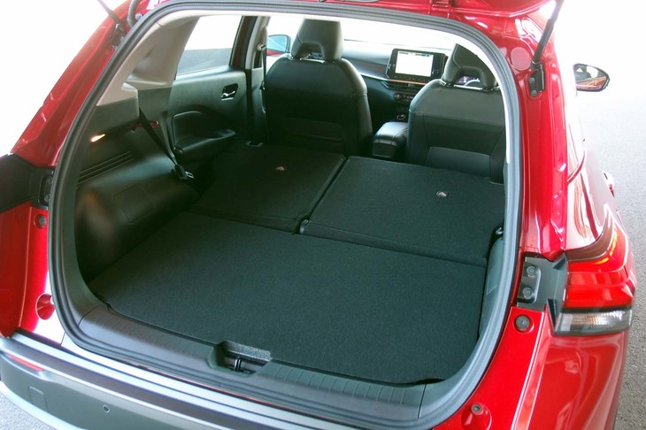 荷室については、「ノート」のベースモデルと変わらない。60：40分割可倒式の後席を倒すことで、積載容量を拡大できる。