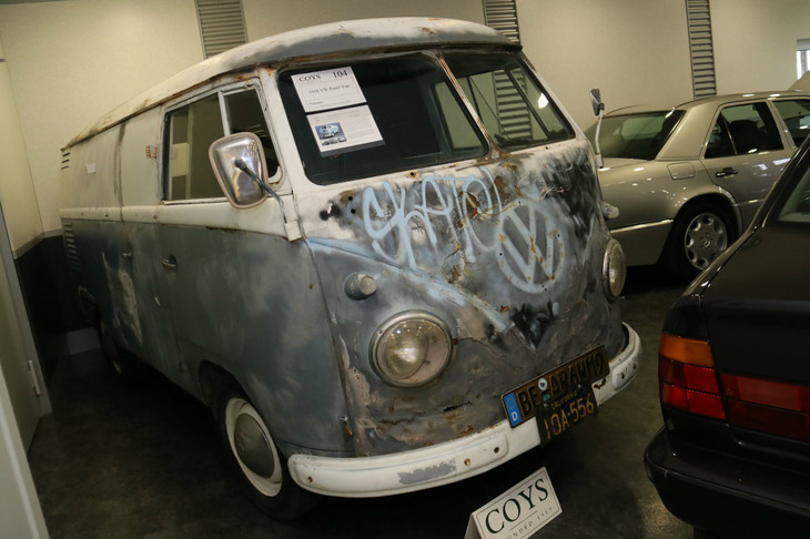 テヒノクラシカ期間中に開催された英国コイズ社のオークションで。新車当時米国に輸出され、カリフォルニアの太陽を存分に浴びた1958年「フォルクスワーゲン・タイプ2パネルバン」。