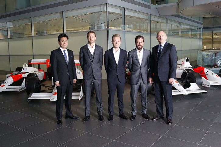 2015年開幕前、マクラーレン・ホンダの記者発表会での一枚。ジェンソン・バトン（写真左から2番目）、フェルナンド・アロンソ（同4番目）らの背後には、かつてアイルトン・セナ、アラン・プロストといった名手たちがドライブし、44勝と8つのタイトルを勝ち取った往年のマルボロカラーのマシンが、成功の象徴として並んでいた。しかし「2度目の結婚」は、夢見ていた成功には程遠いものだった。1980年からチームを率いてきたロン・デニス（同右端）は“追放”され、いまやマクラーレンは「最初の結婚」時とは別の組織へと変貌を遂げている。
	 