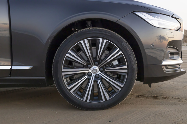 試乗車は前後とも255/40R19サイズの「コンチネンタル・スポーツコンタクト5」タイヤを装着。「B6 AWDインスクリプション」では、写真の「ダイヤモンドカット／ブラック」カラー10スポークデザインホイールが標準装備となる。砂浜を行く千里浜なぎさドライブウェイにおいても、4輪駆動システムによる安定した走りが味わえた。