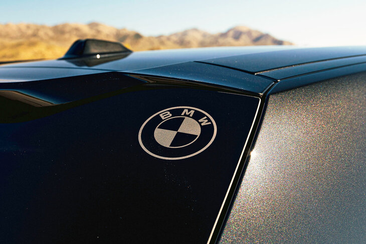 リアウィンドウの上部に貼られた、左右一対のBMWマーク。これはMブランド初の市販モデル「M1」をモチーフにしたもので、Ｍ1ではリアの左右端に、同じく一対のBMWエンブレムが貼られていた。