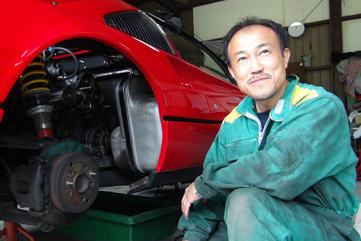 コーナーストーンズの整備工場で日々フェラーリと向き合う、尾上サービスの尾上メカ。