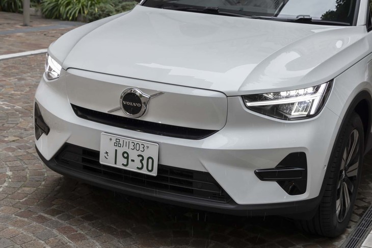 「C40リチャージ」のフロントマスク。グリルがあるはずの場所にボディー同色のカバーが装着されている。