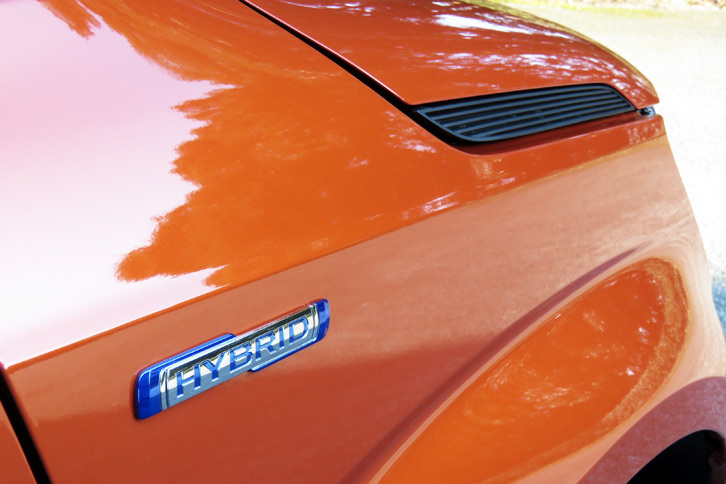 フロントフェンダーパネルに装着された「HYBRID」のバッジ。「イグニス」では全車にマイルドハイブリッドシステムが搭載される。