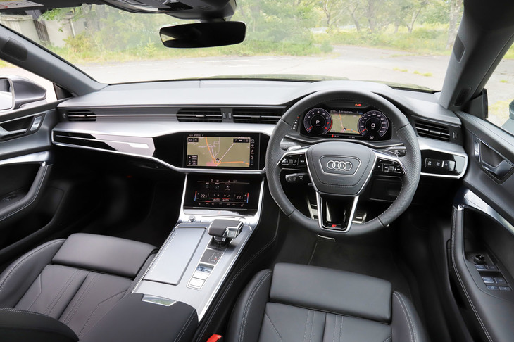 「A8」と同様、最新のアウディのデザイン言語を用いたインテリア。テストした車両は、新型導入を記念して設定された豪華仕様の限定車「Sライン ファーストエディション」であったため、インパネ周辺がアルミパネルで飾られている。